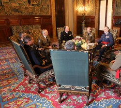 Su Majestad el Rey conversa con los generales de División y vicealmirantes asistentes a la audiencia